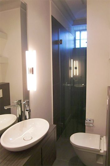 Bad mit Aufsatzwaschbecken und Glasdusche