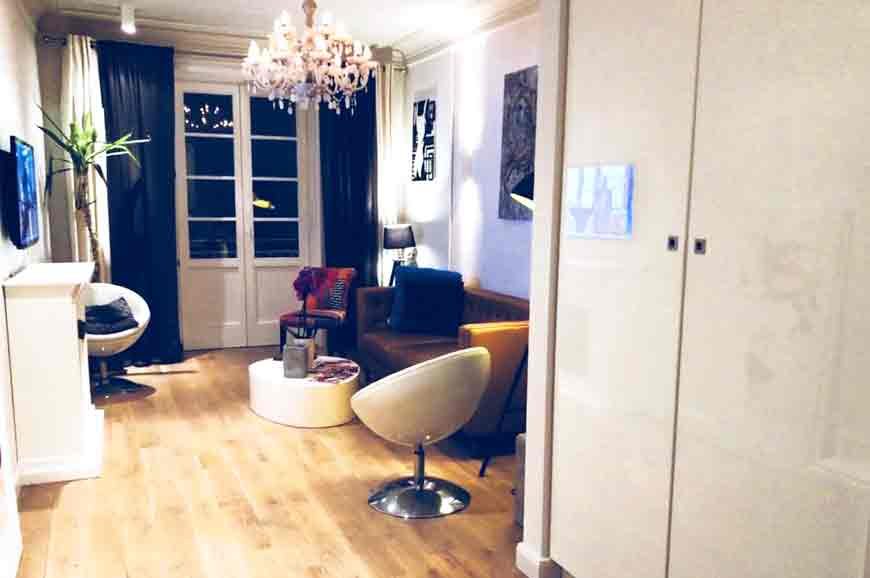 Altbauwohnung mit Parkett, Kronleuchter und Sesseln