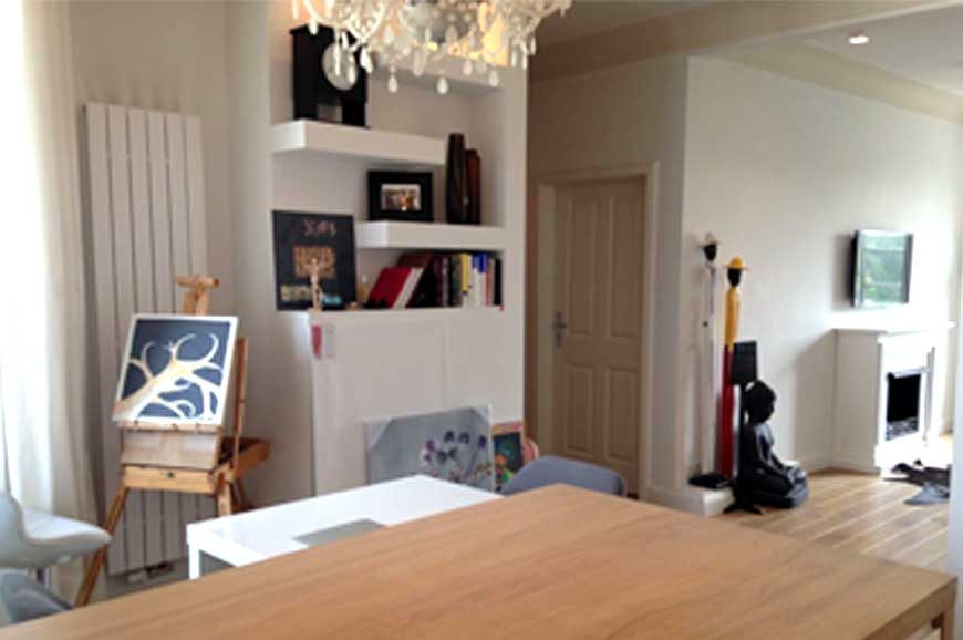 Wohnraum mit Esstisch und Regalwand